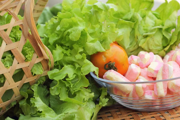 Salada de legumes, tomate e marshmallows rosa . — Fotografia de Stock