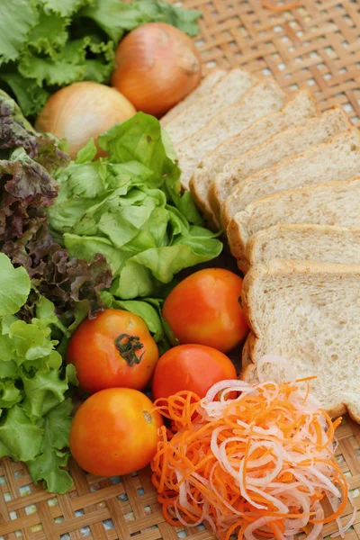 Salada de legumes frescos com pão de trigo integral . — Fotografia de Stock