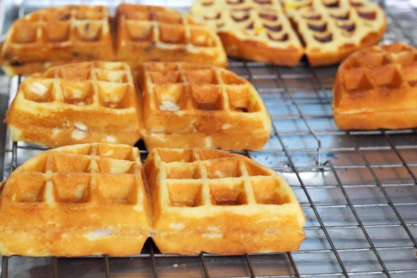 Süße Waffeln auf dem Markt — Stockfoto