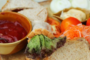 yapma ton balıklı sandviç taze sebzeler 