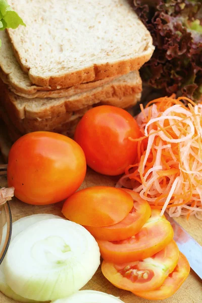 Maken tonijn sandwich met verse groenten — Stockfoto