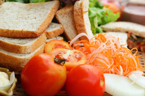 Sandwich au thon avec des légumes frais — Photo