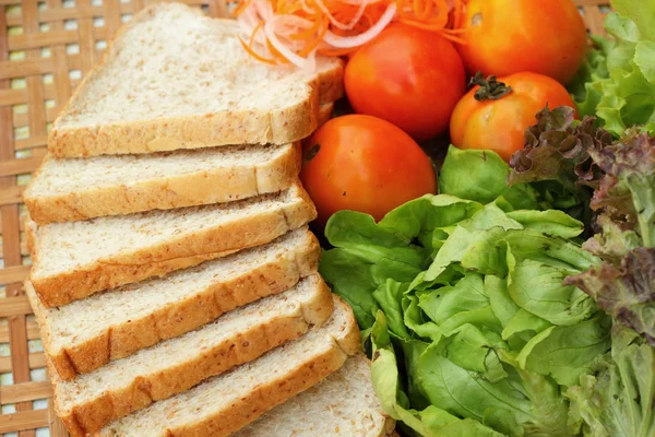 Kepekli ekmek taze sebze salatası. — Stok fotoğraf