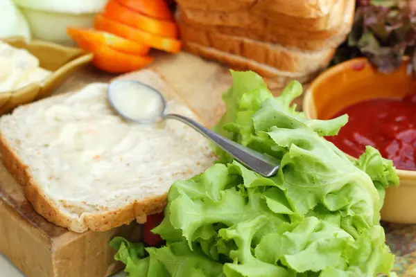 新鮮な野菜とマグロのサンドイッチを作る — ストック写真