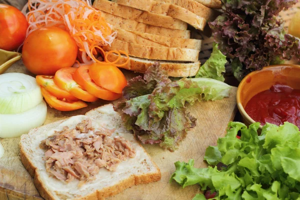 Maken tonijn sandwich met verse groenten — Stockfoto