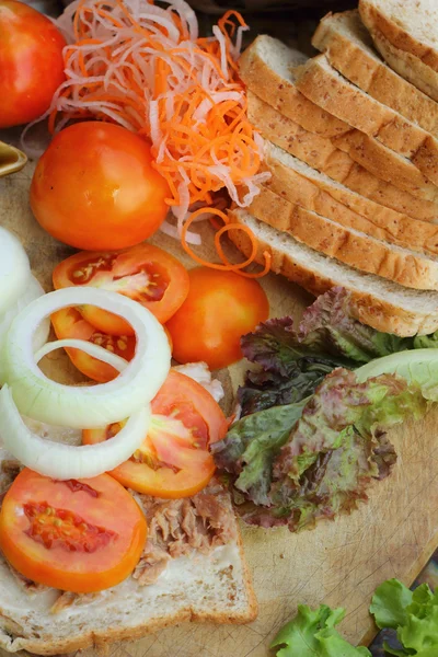 Fazer sanduíche de atum com legumes frescos — Fotografia de Stock