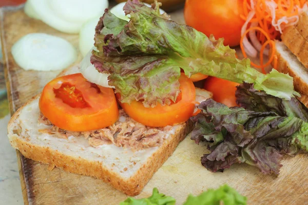 Yapma ton balıklı sandviç taze sebzeler — Stok fotoğraf