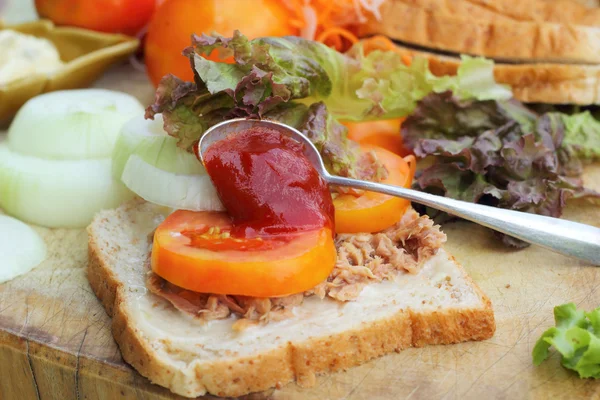 Maken tonijn sandwich met verse groenten — Stockfoto