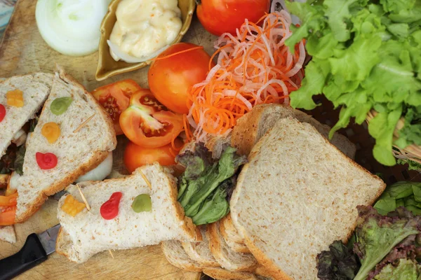 Making tuna sandwich with fresh vegetables — Stock Photo, Image