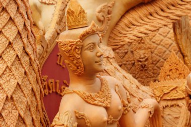 festivalde kullanılan büyük mum. 