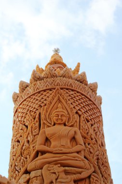 festivalde kullanılan büyük mum. 