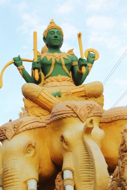 festivalde kullanılan büyük mum. 