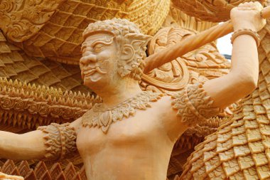 festivalde kullanılan büyük mum. 