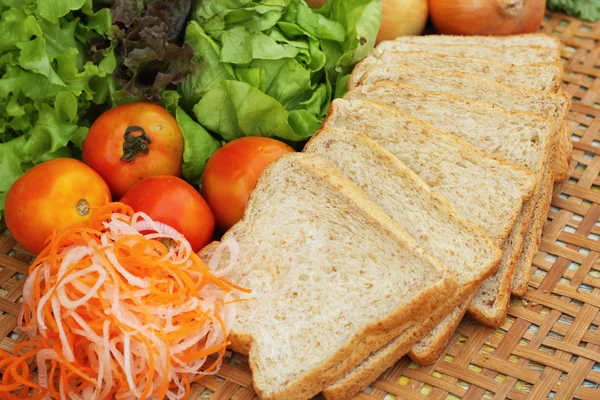 Färska grönsaker sallad med fullkornsbröd. — Stockfoto