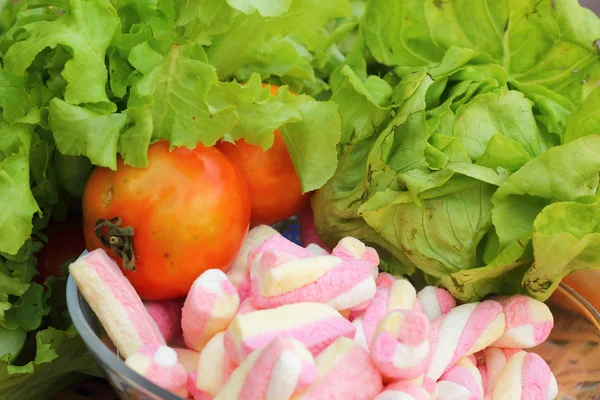 Vegetables salad, tomato and pink marshmallows. — Stock Photo, Image