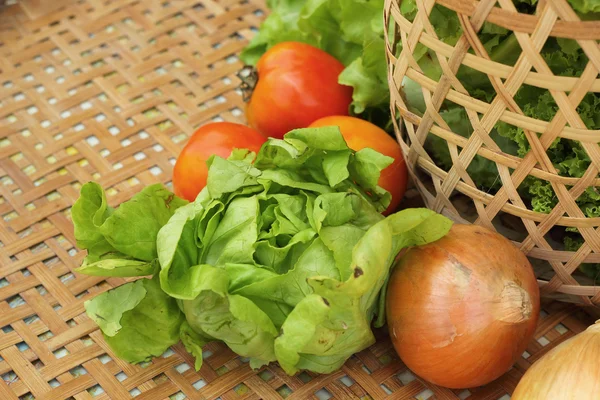 Sałatka z warzyw i pomidor w koszyku — Zdjęcie stockowe
