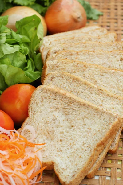 Fresh vegetables salad with whole wheat bread. — Stock Photo, Image