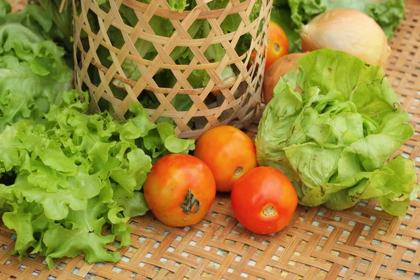 Groenten salade en tomaat in de mand — Stockfoto