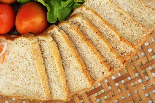 Salada de legumes frescos com pão de trigo integral . — Fotografia de Stock