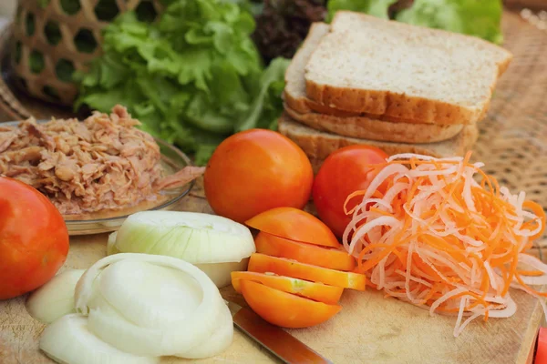 Making tuna sandwich with fresh vegetables — Stock Photo, Image