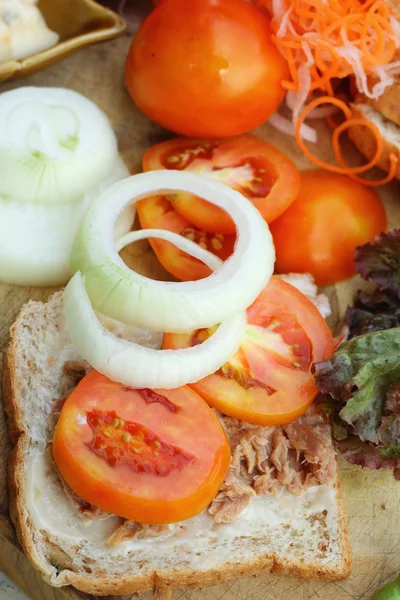 新鮮な野菜とマグロのサンドイッチを作る — ストック写真
