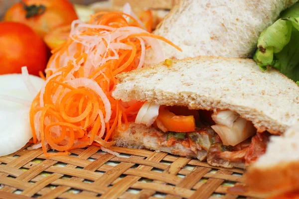 Hacer sándwich de atún con verduras frescas —  Fotos de Stock