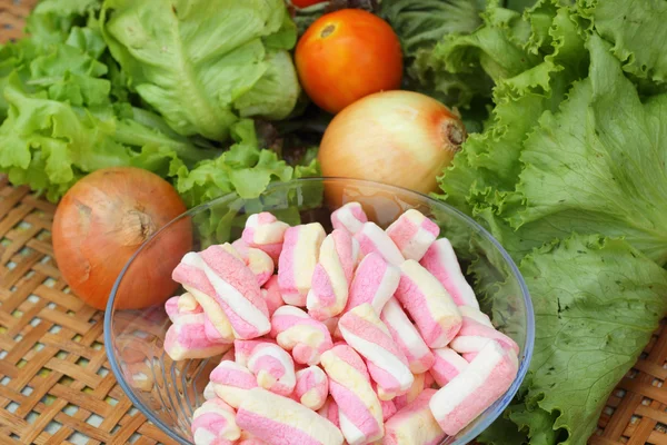 Ensalada de verduras, tomate y malvaviscos rosados . — Foto de Stock