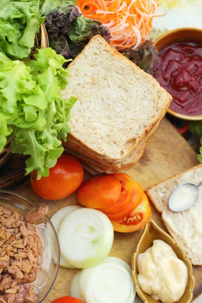 Приготовление сэндвича с тунцом из свежих овощей — стоковое фото