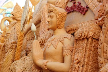 festivalde kullanılan büyük mum. 