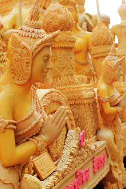 festivalde kullanılan büyük mum. 