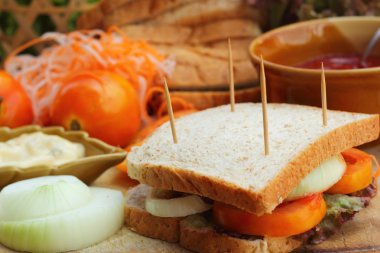 yapma ton balıklı sandviç taze sebzeler 