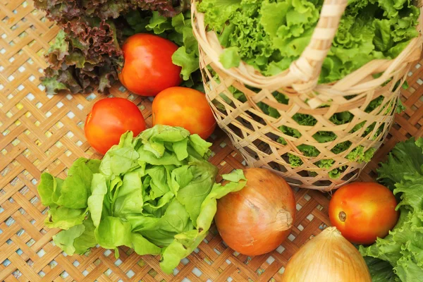 Gemüsesalat und Tomaten im Korb — Stockfoto