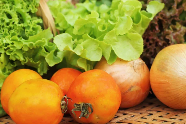 Gemüsesalat und Tomaten im Korb — Stockfoto