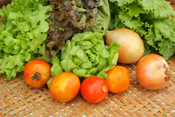 Grönsaker sallad och tomat i korgen — Stockfoto