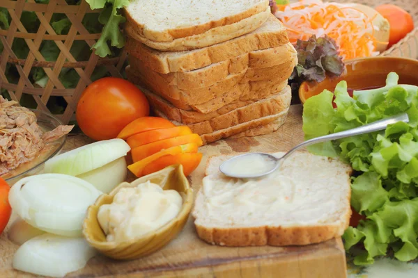 Hacer sándwich de atún con verduras frescas — Foto de Stock