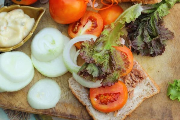 Making tuna sandwich with fresh vegetables — Stock Photo, Image