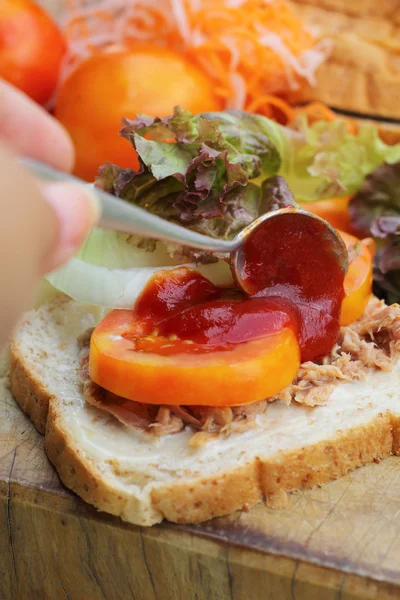 Yapma ton balıklı sandviç taze sebzeler — Stok fotoğraf