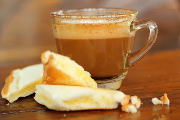 Pan y una taza de delicioso café . — Foto de Stock