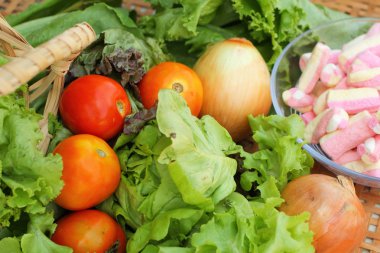 sebze salatası, domates ve pembe şekerleme. 