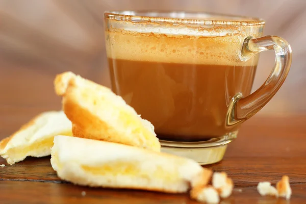 Pane e una tazza di delizioso caffè . — Foto Stock
