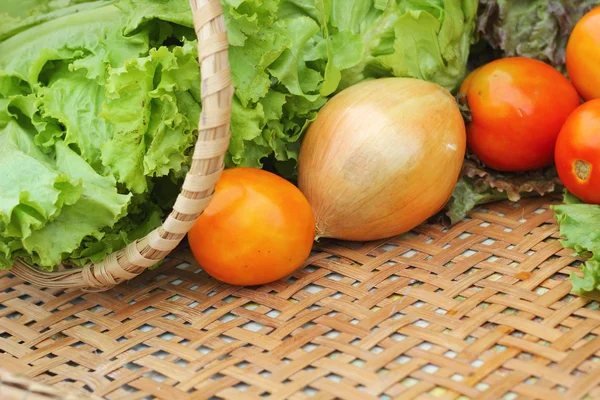 Grönsaker sallad och tomat i korgen — Stockfoto