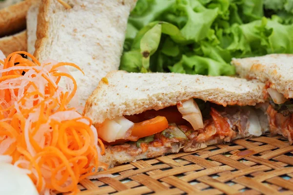 Making tuna sandwich with fresh vegetables — Stock Photo, Image