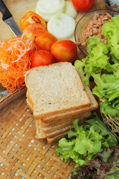 Fazer sanduíche de atum com legumes frescos — Fotografia de Stock