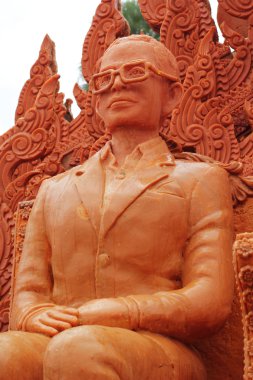 festivalde kullanılan büyük mum. 