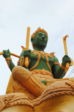 festivalde kullanılan büyük mum. 