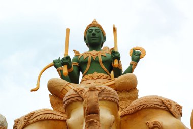 festivalde kullanılan büyük mum. 