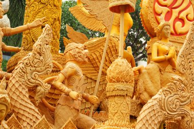 festivalde kullanılan büyük mum. 