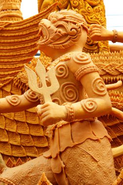 festivalde kullanılan büyük mum. 