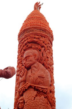 festivalde kullanılan büyük mum. 