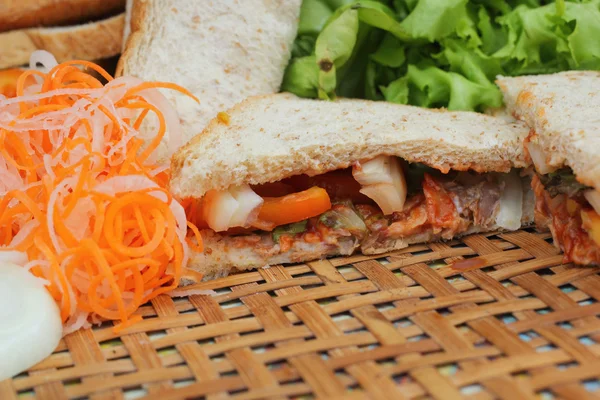 Gör tonfisk smörgås med färska grönsaker — Stockfoto